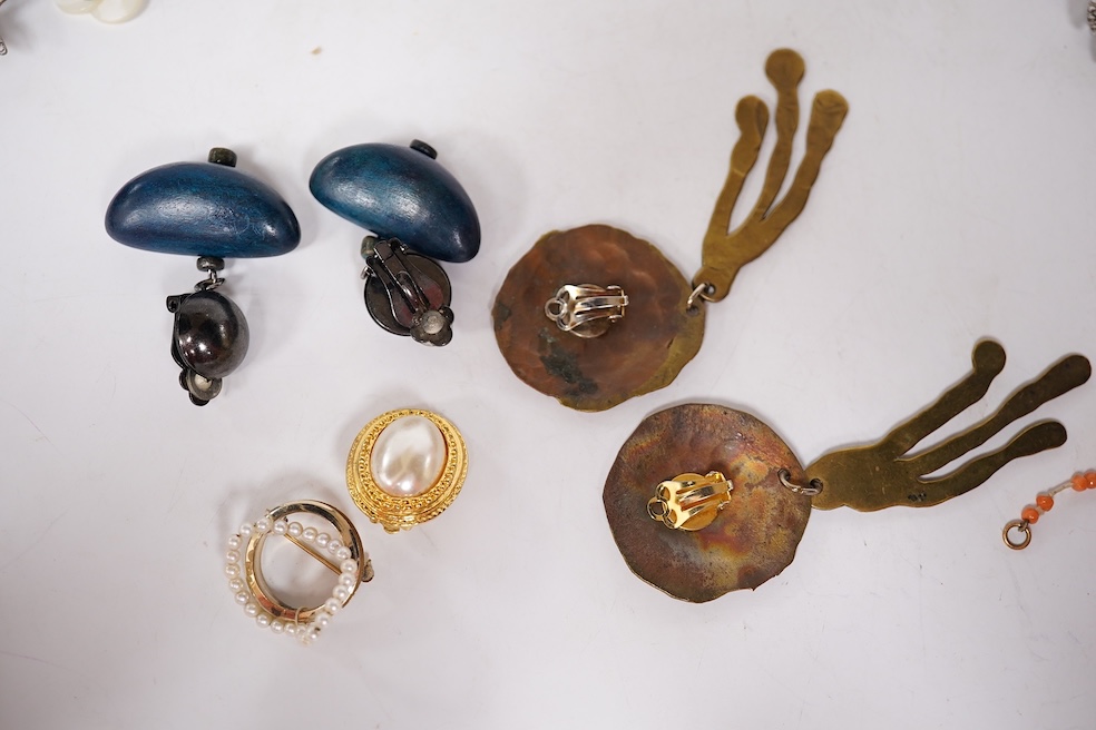 A small quantity of assorted mainly costume jewellery including a pair of malachite earrings and a graduated coral bead necklace, together with an Omega watch box and a gentleman's Quamer quartz wrist watch. Condition -